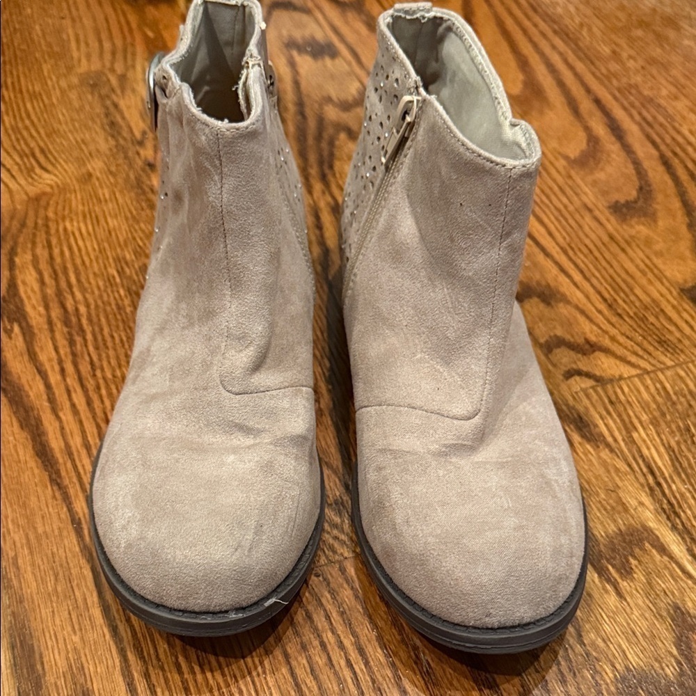 Cynthia Rowley girls ankle boots with buckle closure and side zip size 5 NWOT